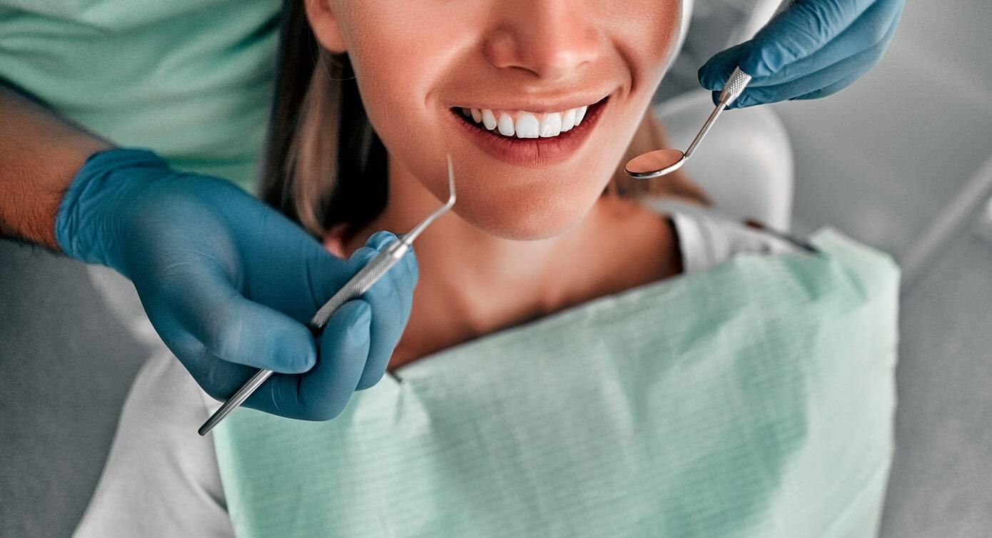 Pulizia-dei-denti-presso-studio-dentistico-Odontomedica-a-Trento