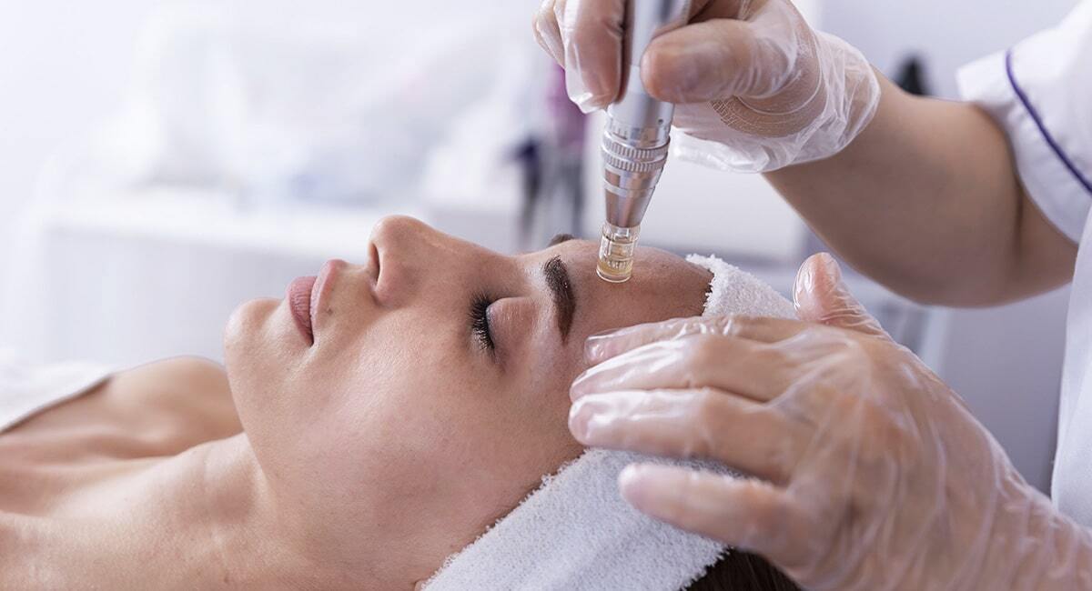 Dermapen microneedling trattamento estetico per ringiovanire la pelle